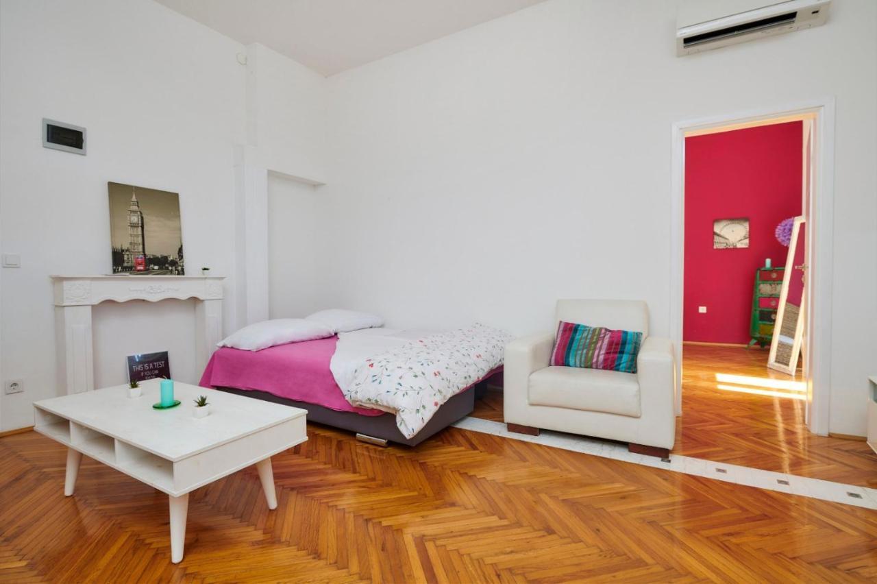 Excellent City In Antic Apartment